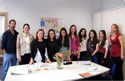 Thorsten Parchent (Universidad de Bayreuth), Dr. Irma de Melo-Reiners (Directora Ejecutiva de BAYLAT), Dipl.-Pol. Luise Freitag (Cooperación Internacional y Asignación de Recursos de BAYLAT) y las alumnas de los colegios alemanes de Argentina con su profe