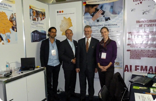 Das Standteam in Mexiko-Stadt: Thorsten Parchent (Universität Bayreuth), Dr. Thomas Bodenmüller (Universität Augsburg), und Carolin Benz M.A. (BAYLAT) (von links nach rechts) mit Hubertus von Römer, Wissenschaftsattaché der Deutschen Botschaft in Mexiko-S Das Standteam in Mexiko-Stadt: Thorsten Parchent (Universität Bayreuth), Dr. Thomas Bodenmüller (Universität Augsburg), und Carolin Benz M.A. (BAYLAT) (von links nach rechts) mit Hubertus von Römer, Wissenschaftsattaché der Deutschen Botschaft in Mexiko-S