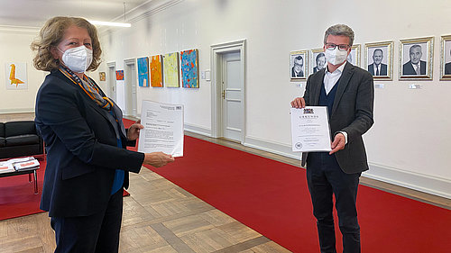 Überreichung der Ernennungsurkunde durch Wissenschaftsminister Bernd Sibler (©StMWK)