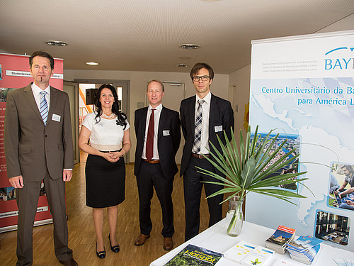 Dr. Matthias Frattini, DLR Projektträger; Dr. Irma de Melo, BAYLAT, Stefan Schneider, BMBF, Dr. Christoph Parchmann, StMWK