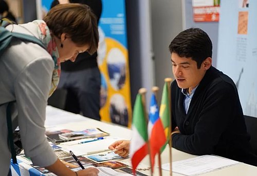 Ricando Hagn an Infostand (Copyright TH Aschaffenburg, 2019)