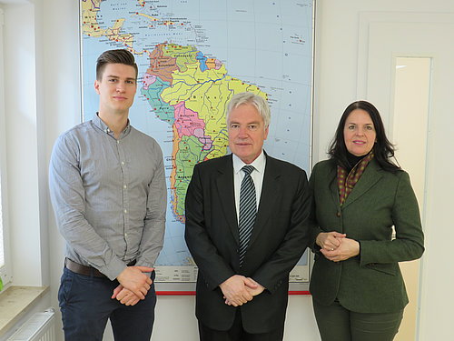 (v.l.n.r.: Jonas Löffler, Christian Weber und Dr. Irma de Melo-Reiners ©BAYLAT)